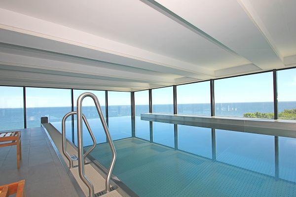 FIRST Sellin - Infinitypool mit Blick auf die Seebrücke im Wellnessbereich