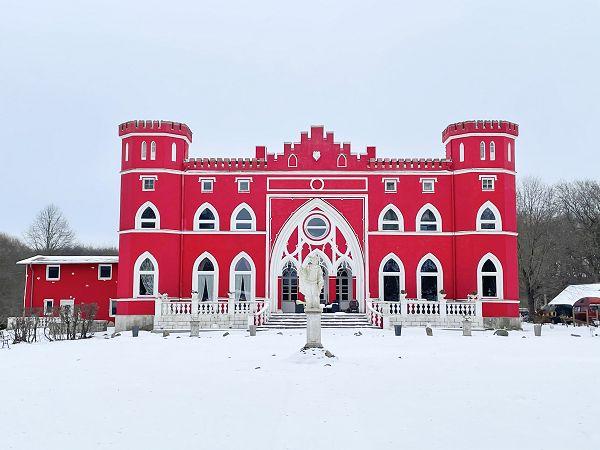 Das Jagdschloss Karnitz auf Rügen mit schönem Park