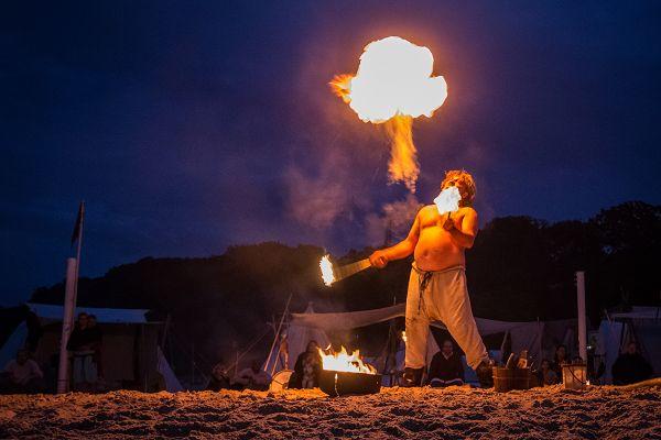 Wikinger Silvester mit Feuerschlucker im Ostseebad Göhren