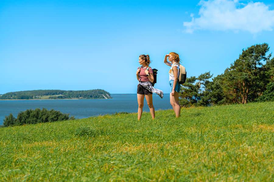 Wandern auf Rügen - Ausblick auf den Großen Jasmunder Bodden