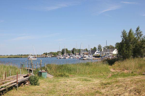 seitlicher Blick auf den Hafen in Gager