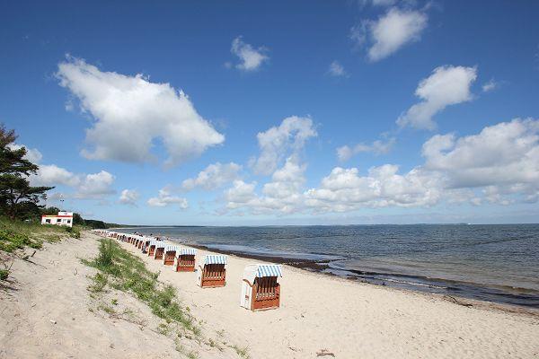 Strand mit Strandkörben in Glowe