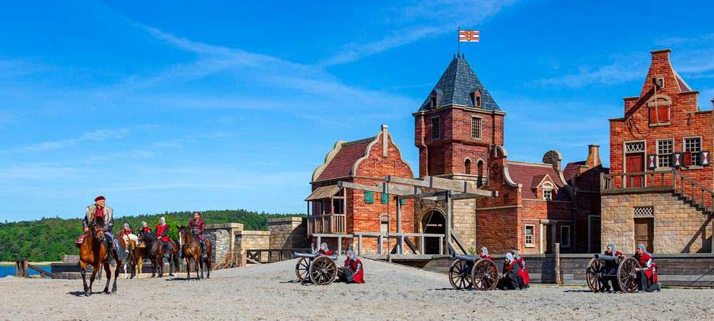 Störtebeker Festspiele - Szene mit Kanonen und Pferden