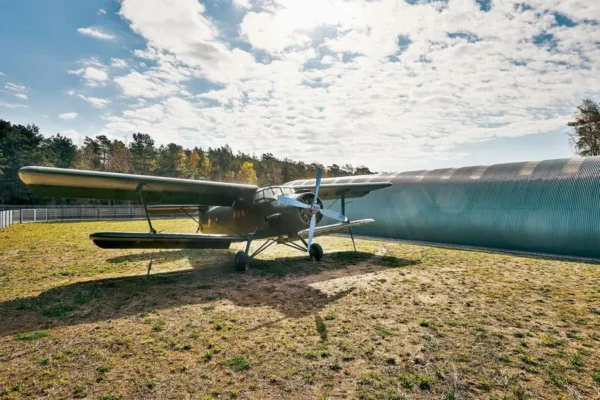 Militär-Flugzeug im Oldtimer Museum Rügen in Prora