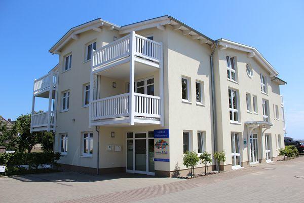 Rezeption und Hauptbüro von paradies Rügen in Göhren - Ansicht Eingangsbereich