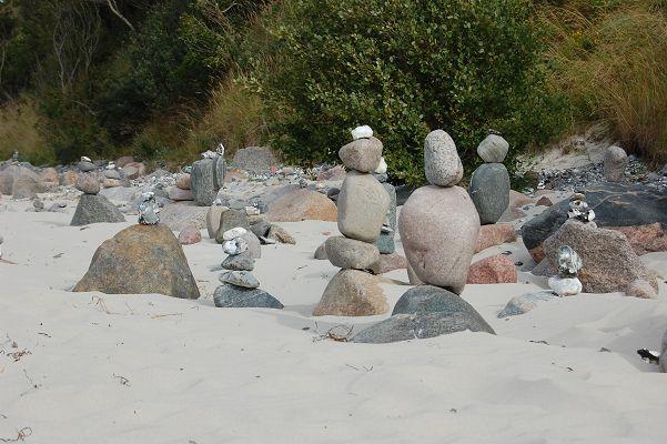 kleine Steintürme am Strand