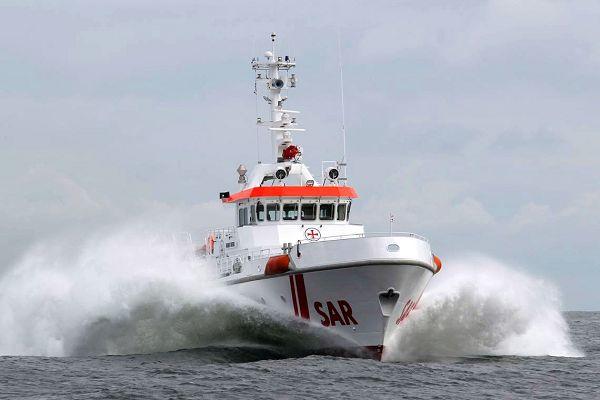 Der Seenotkreuzer Harro Koebke in voller Fahrt vor Rügen